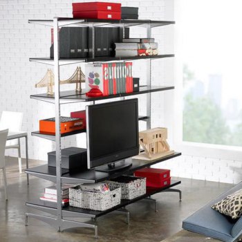 Отдельностоящая cистема хранения вещей Elfa Freestanding в интерьере гостиной комнаты